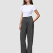 En person har en hvid T-shirt på, der er stukket ned i et par Women Nara Pants Wide Black Check.