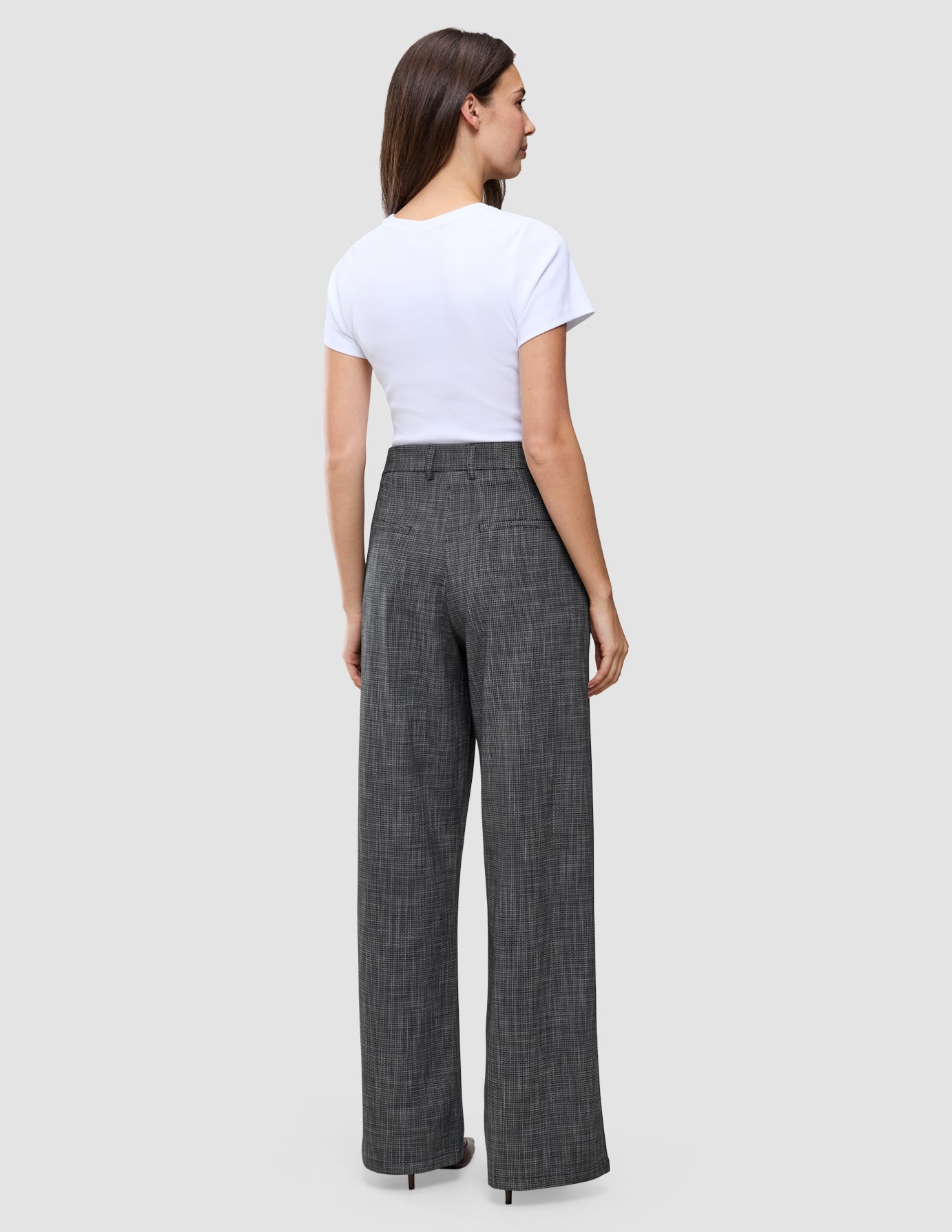 Kvinde i hvid T-shirt og grå Women Nara Pants Wide Black Check set bagfra.