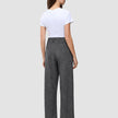 Kvinde i hvid T-shirt og grå Women Nara Pants Wide Black Check set bagfra.