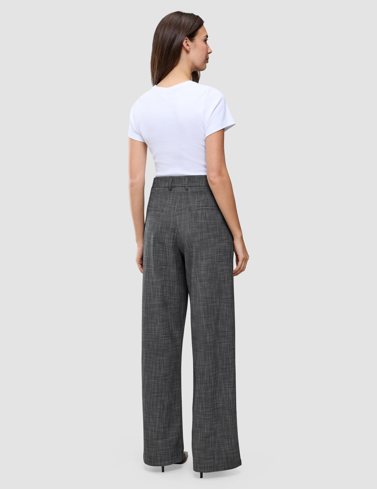Kvinde i hvid T-shirt og grå Women Nara Pants Wide Black Check set bagfra.