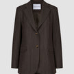Women Serene Blazer Regular Walnut Herringbone i brun uld med tynde striber, to knapper foran og lommer med klap.