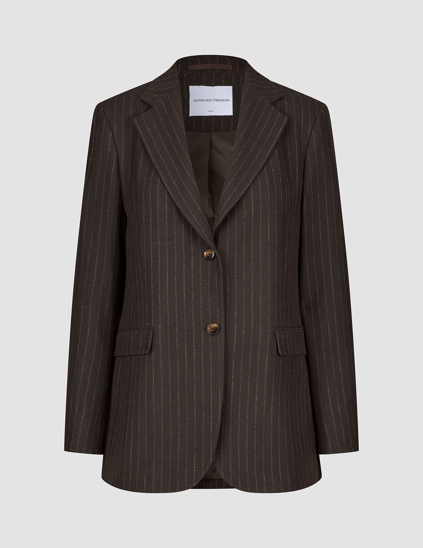 Women Serene Blazer Regular Walnut Herringbone i brun uld med tynde striber, to knapper foran og lommer med klap.