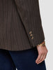 Nærbillede af en Women Serene-blazer i almindelig pasform med ærmer i valnød-sildbenmønster, fremstillet af brun uld i sildbenmønster med tre knapper ved manchetterne.