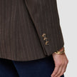 Nærbillede af en Women Serene-blazer i almindelig pasform med ærmer i valnød-sildbenmønster, fremstillet af brun uld i sildbenmønster med tre knapper ved manchetterne.