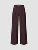 Women Serene-bukser, Wide Berry Pinstripe, i mørk lilla med lodrette nålestriber og knaplukning.
