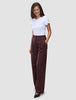 En kvinde har en hvid T-shirt på og et par Women Serene Pants Wide Berry Pinstripe med høj talje og brede ben.