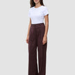 En kvinde iført en hvid T-shirt og et par Women Serene Pants Wide Berry Pinstripe.