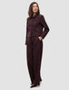 En kvinde bærer den korte jakke Women Serene Short Jacket Berry Pinstripe og de tilhørende bukser, der fremhæver det elegante danske design.