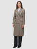 En kvinde iført en Women Wool Coat Greige – en knælang uldfrakke med dobbeltradet knaplukning og et matchende bindebælte.